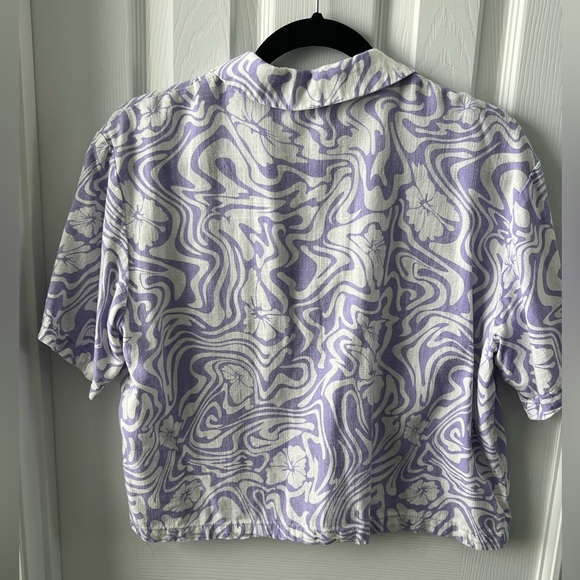 H&M Resort Style Button Down Shirt, Size M - Picture 4 of 9